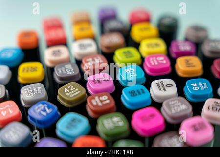 Eine Reihe von farbigen Markern, mehrfarbigen Markern, eine Draufsicht auf einem türkisfarbenen Hintergrund, das Konzept der Färbung und künstlerische Kreativität. Stockfoto