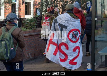 Uxbridge, London Borough of Hillingdon, Großbritannien. 5th. Februar 2022. Eine große Gruppe von Stop-HS2-Demonstranten ging heute vom Londoner Stadtbezirk Hillingdon Civic Center in Uxbridge zum Hochgeschwindigkeitsbahngelände HS2 in der Harvil Road, Uxbridge am Stadtrand von Harefield. Sarah Green von der Grünen Partei Hillingdon fordert den Rat von Hillingdon auf, bis HS2 die Arbeiten am Hochgeschwindigkeits-Eisenbahnprojekt 2 zum Schutz der lokalen Trinkwasserversorgung vor Kontaminationsrisiken zu ergreifen. Am Montag, den 7th. Februar HS2, schließen Sie die Harvil Road und beginnen Sie mit den Arbeiten am Südufer des Viadukts des Colne Valley in der Nähe von A for Stockfoto