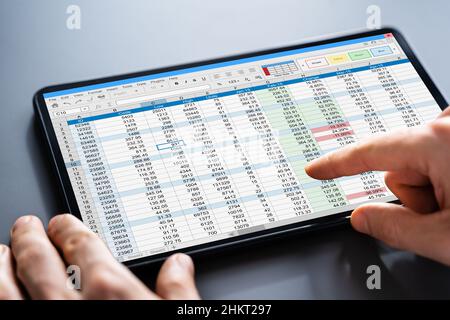 Analyst Oder Auditor Für Elektronische Tabellenkalkulation Mit Software Auf Dem Tablet Stockfoto