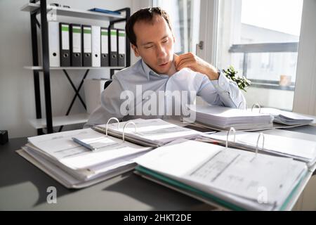 Schwitzen Unbehaglicher Geschäftsmann Fühlt Sich Im Büro Heiß Stockfoto