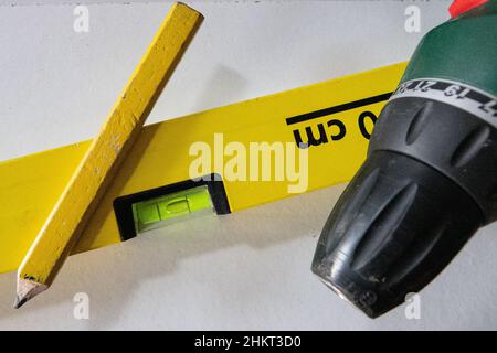 Wasserwaage und gelber Bleistift Stockfoto