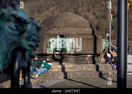 'Deutsches Eck' - Landzunge mit Touristen an einem hellen Wintertag Stockfoto