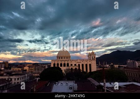 Kathedrale von San Salvador bei Sonnenuntergang, San Salvador, El Salvador Stockfoto