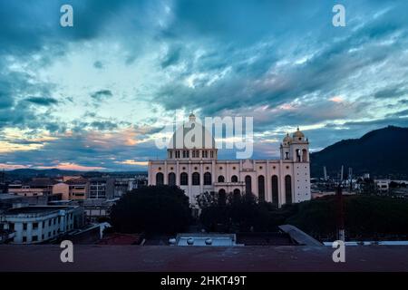 Kathedrale von San Salvador bei Sonnenuntergang, San Salvador, El Salvador Stockfoto