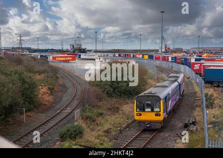 Der einmal tägliche Personenzug zum Hafen Heysham fährt vom Hafen nach Leeds, der aus einem Pacer-Zug der Northern Rail-Klasse 142 besteht Stockfoto