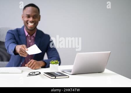 Afrikanischer Geschäftsmann, Der Gehaltsscheck Oder Gehaltsscheck Gibt Stockfoto