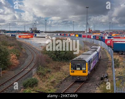 Der einmal tägliche Personenzug zum Hafen Heysham fährt vom Hafen nach Leeds, der aus einem Pacer-Zug der Northern Rail-Klasse 142 besteht Stockfoto