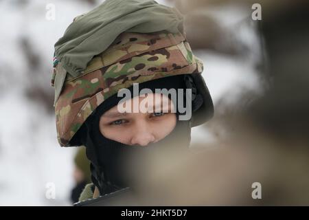 Obuchiv, Ukraine. 5th. Februar 2022. Zivile Freiwillige der Obuchiv Zivilschutztruppe trainieren zusammen, um sich auf eine mögliche russische Invasion am 5. Februar 2022 in Obuchiv, Ukraine, vorzubereiten. (Bild: © Bryan Smith/ZUMA Press Wire) Stockfoto