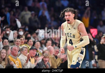 Atlanta, GA, USA. 5th. Februar 2022. Georgia Tech Yellow Jackets Guard Jordan Usher feiert nach einem offensiven Spiel in der zweiten Hälfte eines NCAA College-Basketballspiels gegen die Clemson Tigers im McCamish Pavilion in Atlanta, GA. Austin McAfee/CSM/Alamy Live News Stockfoto