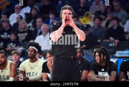 Atlanta, GA, USA. 5th. Februar 2022. Georgia Tech Yellow Jackets Trainer Josh Pastner ruft seinen Spielern in der zweiten Hälfte eines NCAA College-Basketballspiels gegen die Clemson Tigers im McCamish Pavilion in Atlanta, GA, Anweisungen aus. Austin McAfee/CSM/Alamy Live News Stockfoto