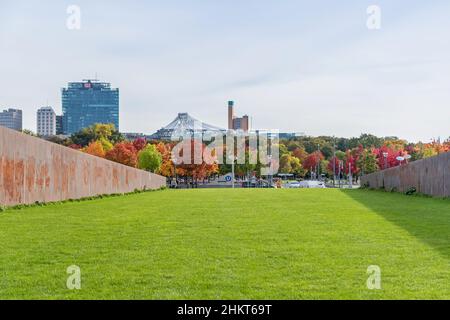 Berlin, Deutschland - 18. Oktober 2021: Spreebogenpark mit bunten Automnbäumen und dem Dach des Sony Centers, das von Helmut Jahn aus der Sicht entworfen wurde Stockfoto