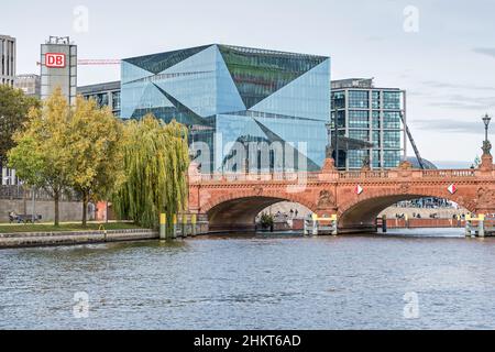 Berlin, Deutschland - 18. Oktober 2021: Spree mit der Moltke-Brücke, einem würfelförmigen Bürogebäude am Washingtonplatz, dem Cube Berlin und dem Ber Stockfoto