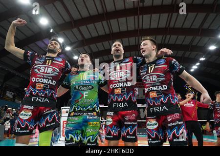 Perugia, Italien. 05th Feb, 2022. sir Safety conad perugia esulta per la vittoria während der Sir Safety Conad Perugia vs Consar Ravenna, Volleyball Italienische Serie A Männer Superliga Meisterschaft in Perugia, Italien, Februar 05 2022 Quelle: Independent Photo Agency/Alamy Live News Stockfoto