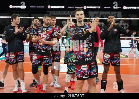Perugia, Italien. 05th Feb, 2022. sir Safety conad perugia esulta per la vittoria während der Sir Safety Conad Perugia vs Consar Ravenna, Volleyball Italienische Serie A Männer Superliga Meisterschaft in Perugia, Italien, Februar 05 2022 Quelle: Independent Photo Agency/Alamy Live News Stockfoto