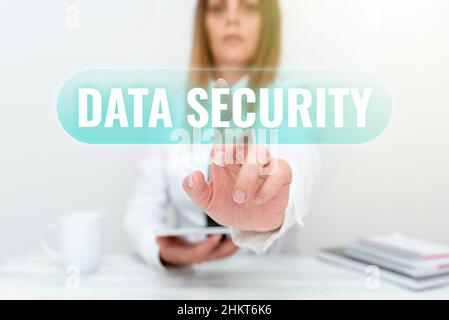 Schild mit Anzeige der Datensicherheit. Geschäftsansatz der Prozess zum Schutz von Daten vor unbefugtem Zugriff Entwickler diskutiert Gadget Upgrade Stockfoto