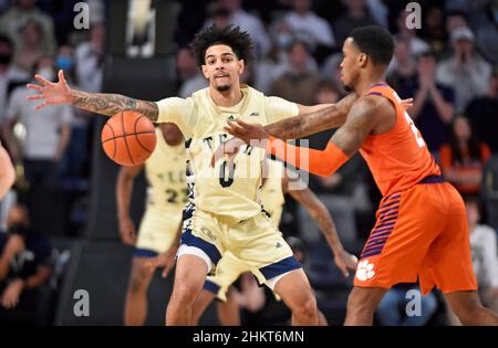 Atlanta, GA, USA. 5th. Februar 2022. Georgia Tech Yellow Jackets Wache Michael Devoe (0) verteidigt einen Spieler von Clemson Tigers während der zweiten Hälfte eines NCAA College-Basketballspiels im McCamish Pavilion in Atlanta, GA. Austin McAfee/CSM/Alamy Live News Stockfoto