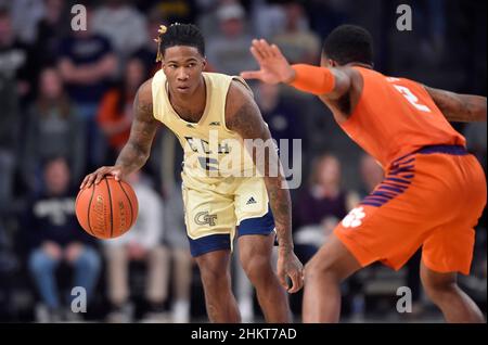 Atlanta, GA, USA. 5th. Februar 2022. Georgia Tech Yellow Jackets Wache Deivon Smith schaut während der zweiten Hälfte eines NCAA College-Basketballspiels im McCamish Pavilion in Atlanta, GA, an einem Verteidiger der Clemson Tigers vorbei. Austin McAfee/CSM/Alamy Live News Stockfoto