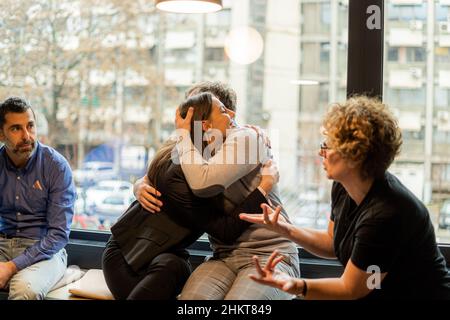 Zwei tolle und attraktive junge Geschäftsleute umarmen sich im Café Stockfoto