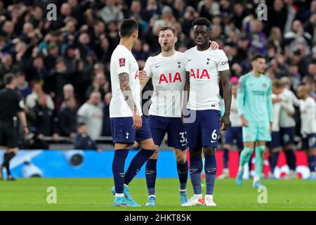 LONDON, GROSSBRITANNIEN. FEB 5th Tottenham-Verteidiger Ben Davies verteidigt sich am Samstag, den 5th. Februar 2022, beim FA-Cup-Spiel zwischen Tottenham Hotspur und Brighton und Hove Albion im Tottenham Hotspur Stadium in London. (Kredit: Jon Bromley | MI News) Kredit: MI Nachrichten & Sport /Alamy Live News Stockfoto