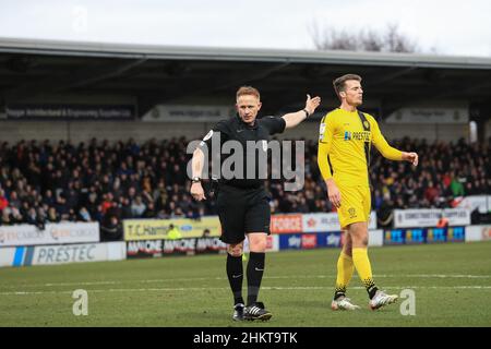 Burton Upon Trent, Großbritannien. 05th. Februar 2022. Schiedsrichter Alan Young verleiht Burton Albion in der ersten Halbzeit in Burton Upon Trent, Großbritannien am 2/5/2022 einen Freistoß. (Foto von James Heaton/News Images/Sipa USA) Quelle: SIPA USA/Alamy Live News Stockfoto