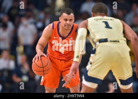 Atlanta, GA, USA. 5th. Februar 2022. Der Wächter der Clemson Tigers Nick Honor (links) sieht sich während der ersten Hälfte eines NCAA College-Basketballspiels im McCamish Pavilion in Atlanta, GA, um einen Verteidiger der Georgia Tech Yellow Jackets herum. Austin McAfee/CSM/Alamy Live News Stockfoto