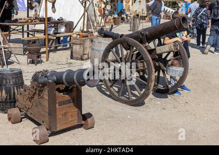 Outdoor-Ausstellung von verschiedenen alten Kanonen. Outdoor-Foto in der Nachbildung eines Militärlagers des XVI Jahrhunderts aufgenommen Stockfoto