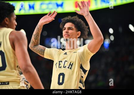 Atlanta, GA, USA. 5th. Februar 2022. Michael Devoe, Wächter der Georgia Tech Yellow Jackets, spricht in der ersten Hälfte eines NCAA College-Basketballspiels gegen die Clemson Tigers im McCamish Pavilion in Atlanta, GA, mit einem seiner Teamkollegen. Austin McAfee/CSM/Alamy Live News Stockfoto