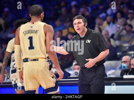 Atlanta, GA, USA. 5th. Februar 2022. Georgia Tech Yellow Jackets Trainer Josh Pastner spricht mit einem seiner Spieler während der ersten Hälfte eines NCAA College-Basketballspiels gegen die Clemson Tigers im McCamish Pavilion in Atlanta, GA. Austin McAfee/CSM/Alamy Live News Stockfoto