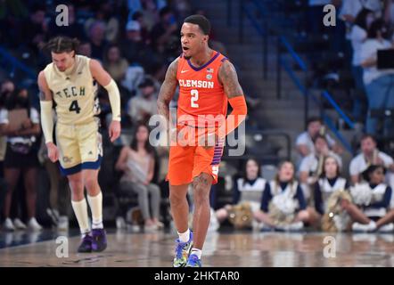 Atlanta, GA, USA. 5th. Februar 2022. Clemson Tigers Wache Al-Amir Dawes feiert nach einem offensiven Spiel während der zweiten Hälfte eines NCAA College-Basketballspiels gegen die Georgia Tech Yellow Jackets im McCamish Pavilion in Atlanta, GA. Austin McAfee/CSM/Alamy Live News Stockfoto