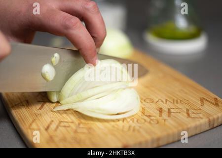Zwiebelscheiben auf einem Holztisch Holztisch Stockfoto