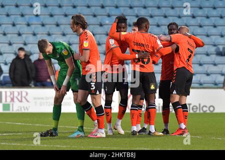 SCUNTHORPE, GROSSBRITANNIEN. FEB 5th Oldham-Spieler feiern den Sieg beim Finalpfiff während des Spiels der Sky Bet League 2 zwischen Scunthorpe United und Oldham Athletic am Samstag, den 5th. Februar 2022 im Glanford Park, Scunthorpe. (Kredit: Eddie Garvey | MI News) Stockfoto