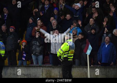 SCUNTHORPE, GROSSBRITANNIEN. FEB 5th Oldham-Fans während des Sky Bet League 2-Spiels zwischen Scunthorpe United und Oldham Athletic am Samstag, den 5th. Februar 2022 im Glanford Park, Scunthorpe. (Kredit: Eddie Garvey | MI News) Stockfoto