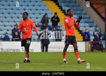 SCUNTHORPE, GROSSBRITANNIEN. FEB 5th Oldham-Spieler feiern den Sieg beim Finalpfiff während des Spiels der Sky Bet League 2 zwischen Scunthorpe United und Oldham Athletic am Samstag, den 5th. Februar 2022 im Glanford Park, Scunthorpe. (Kredit: Eddie Garvey | MI News) Stockfoto