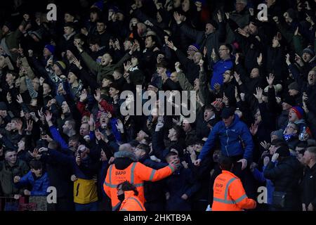 SCUNTHORPE, GROSSBRITANNIEN. FEB 5th Oldham-Fans während des Sky Bet League 2-Spiels zwischen Scunthorpe United und Oldham Athletic am Samstag, den 5th. Februar 2022 im Glanford Park, Scunthorpe. (Kredit: Eddie Garvey | MI News) Stockfoto