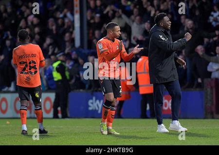 SCUNTHORPE, GROSSBRITANNIEN. FEB 5th Oldham-Spieler feiern den Sieg beim Finalpfiff während des Spiels der Sky Bet League 2 zwischen Scunthorpe United und Oldham Athletic am Samstag, den 5th. Februar 2022 im Glanford Park, Scunthorpe. (Kredit: Eddie Garvey | MI News) Stockfoto