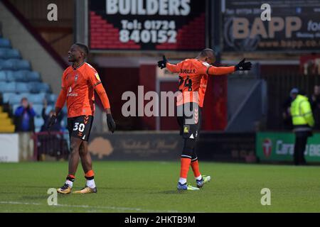 SCUNTHORPE, GROSSBRITANNIEN. FEB 5th Oldham-Spieler feiern den Sieg beim Finalpfiff während des Spiels der Sky Bet League 2 zwischen Scunthorpe United und Oldham Athletic am Samstag, den 5th. Februar 2022 im Glanford Park, Scunthorpe. (Kredit: Eddie Garvey | MI News) Stockfoto