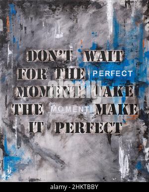Collage mit Zeitungsausschnitt und Briefen auf einem bemalten Holz, die eine verfallene Wand simulieren, mit der Botschaft von Take the Moment and make it perfect Stockfoto