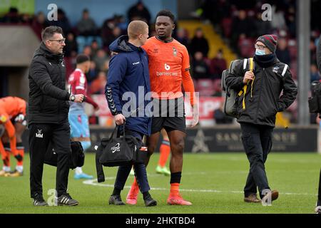 SCUNTHORPE, GROSSBRITANNIEN. FEB 5th Mike Fonpop von Oldham Athletic verlässt das Feld am Samstag, den 5th. Februar 2022, verletzte sich im Spiel der Bet League 2 zwischen Scunthorpe United und Oldham Athletic im Glanford Park, Scunthorpe. (Kredit: Eddie Garvey | MI Nachrichten) Kredit: MI Nachrichten & Sport /Alamy Live Nachrichten Stockfoto