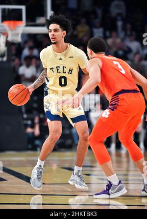 Atlanta, GA, USA. 5th. Februar 2022. Michael Devoe (0), Wächter der Georgia Tech Yellow Jackets, untersucht das Gericht während der zweiten Hälfte eines NCAA College-Basketballspiels gegen die Clemson Tigers im McCamish Pavilion in Atlanta, GA. Austin McAfee/CSM/Alamy Live News Stockfoto