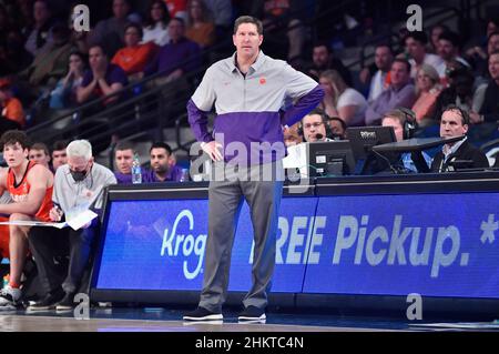 Atlanta, GA, USA. 5th. Februar 2022. Clemson Tigers-Trainer Brad Brownell sieht in der zweiten Hälfte eines NCAA-College-Basketballspiels gegen die Georgia Tech Yellow Jackets im McCamish Pavilion in Atlanta, GA, vom Rand aus zu. Austin McAfee/CSM/Alamy Live News Stockfoto