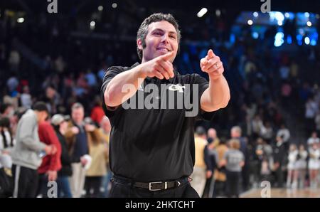 Atlanta, GA, USA. 5th. Februar 2022. Der Trainer der Georgia Tech Yellow Jackets, Josh Pastner, weist auf einige Fans hin, als er nach dem Gewinn eines NCAA College-Basketballspiels gegen die Clemson Tigers im McCamish Pavilion in Atlanta, GA, vom Platz kommt. Austin McAfee/CSM/Alamy Live News Stockfoto