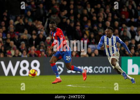 London, Großbritannien. 05th. Februar 2022. Christian Benteke #20 von Crystal Palace und Timi Odusina #5 von Hartlepool United in London, Vereinigtes Königreich am 2/5/2022. (Foto von Carlton Myrie/News Images/Sipa USA) Quelle: SIPA USA/Alamy Live News Stockfoto