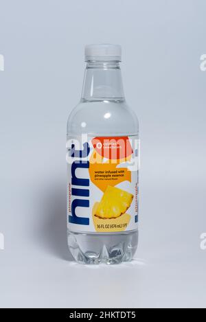 Potterville, MI - 30th. Januar 2022: Ananas Hinweiswasser mit weißem Hintergrund Stockfoto