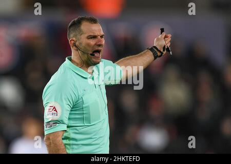 Swansea, Großbritannien. 05th. Februar 2022. Tim Robinson Schiedsrichter während des Spiels in Swansea, Vereinigtes Königreich am 2/5/2022. (Foto von Mike Jones/News Images/Sipa USA) Quelle: SIPA USA/Alamy Live News Stockfoto