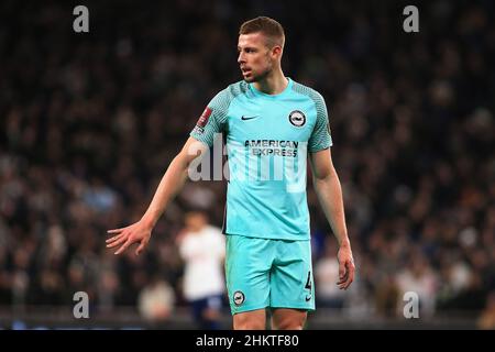 London, Großbritannien. 05th. Februar 2022. Adam Webster von Brighton und Hove Albion schaut zu. Emirates FA Cup 4th Round Match, Tottenham Hotspur gegen Brighton & Hove Albion in London am Samstag, 5th. Februar 2022. Dieses Bild darf nur für redaktionelle Zwecke verwendet werden. Nur zur redaktionellen Verwendung, Lizenz für kommerzielle Nutzung erforderlich. Keine Verwendung bei Wetten, Spielen oder Veröffentlichungen in einem Club/einer Liga/einem Spieler. PIC von Steffan Bowen/Andrew Orchard Sports Photography/Alamy Live News Credit: Andrew Orchard Sports Photography/Alamy Live News Stockfoto