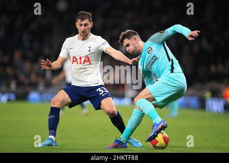 London, Großbritannien. 05th. Februar 2022. Pascal Gross von Brighton und Hove Albion (R) im Einsatz mit Ben Davies von Tottenham Hotspur (L). Emirates FA Cup 4th Round Match, Tottenham Hotspur gegen Brighton & Hove Albion in London am Samstag, 5th. Februar 2022. Dieses Bild darf nur für redaktionelle Zwecke verwendet werden. Nur zur redaktionellen Verwendung, Lizenz für kommerzielle Nutzung erforderlich. Keine Verwendung bei Wetten, Spielen oder Veröffentlichungen in einem Club/einer Liga/einem Spieler. PIC von Steffan Bowen/Andrew Orchard Sports Photography/Alamy Live News Credit: Andrew Orchard Sports Photography/Alamy Live News Stockfoto