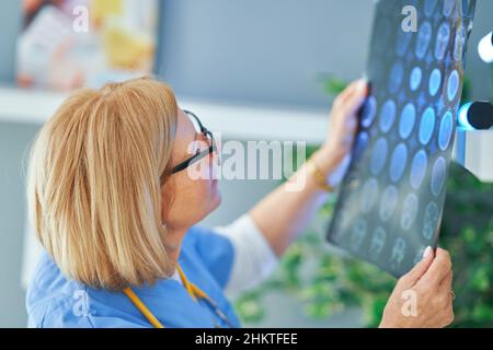 Ärztin prüft Diagnose auf Filmbild Stockfoto