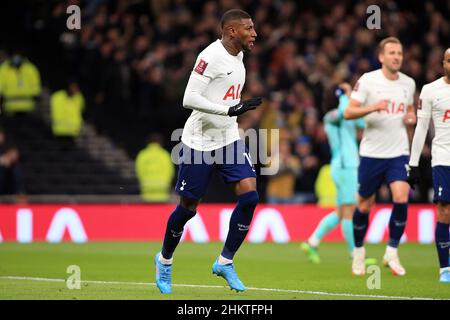 London, Großbritannien. 05th. Februar 2022. Emerson Royal von Tottenham Hotspur schaut zu. Emirates FA Cup 4th Round Match, Tottenham Hotspur gegen Brighton & Hove Albion in London am Samstag, 5th. Februar 2022. Dieses Bild darf nur für redaktionelle Zwecke verwendet werden. Nur zur redaktionellen Verwendung, Lizenz für kommerzielle Nutzung erforderlich. Keine Verwendung bei Wetten, Spielen oder Veröffentlichungen in einem Club/einer Liga/einem Spieler. PIC von Steffan Bowen/Andrew Orchard Sports Photography/Alamy Live News Credit: Andrew Orchard Sports Photography/Alamy Live News Stockfoto