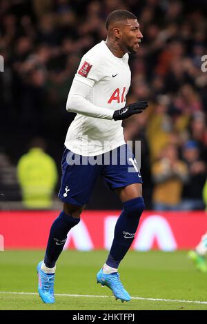 London, Großbritannien. 05th. Februar 2022. Emerson Royal von Tottenham Hotspur schaut zu. Emirates FA Cup 4th Round Match, Tottenham Hotspur gegen Brighton & Hove Albion in London am Samstag, 5th. Februar 2022. Dieses Bild darf nur für redaktionelle Zwecke verwendet werden. Nur zur redaktionellen Verwendung, Lizenz für kommerzielle Nutzung erforderlich. Keine Verwendung bei Wetten, Spielen oder Veröffentlichungen in einem Club/einer Liga/einem Spieler. PIC von Steffan Bowen/Andrew Orchard Sports Photography/Alamy Live News Credit: Andrew Orchard Sports Photography/Alamy Live News Stockfoto