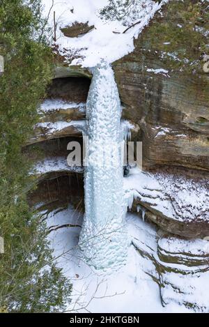 Gefrorener Wasserfall im Wildcat Canyon nach einem Wintersturm. Starved Rock State Park, Illinois, USA. Stockfoto